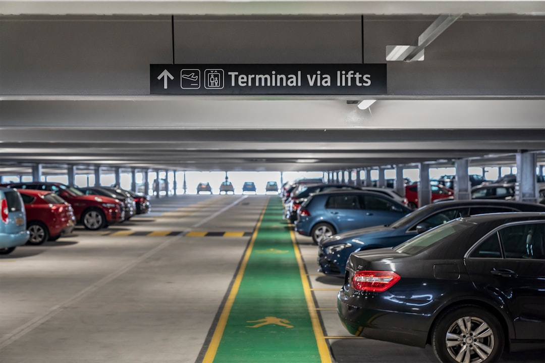 Flughafen parken oder Transfer zum Flughafen: Was lohnt sich?