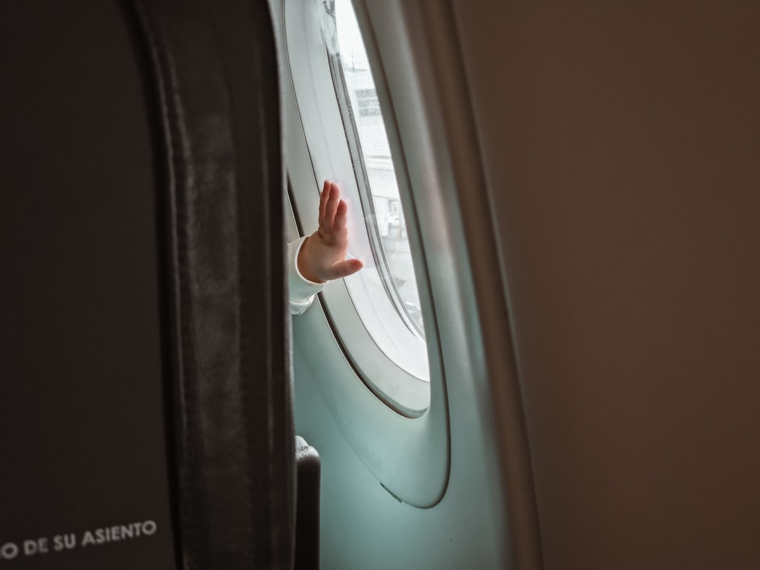 Langstreckenflug mit Kindern: Ehrliche Tipps für Eltern