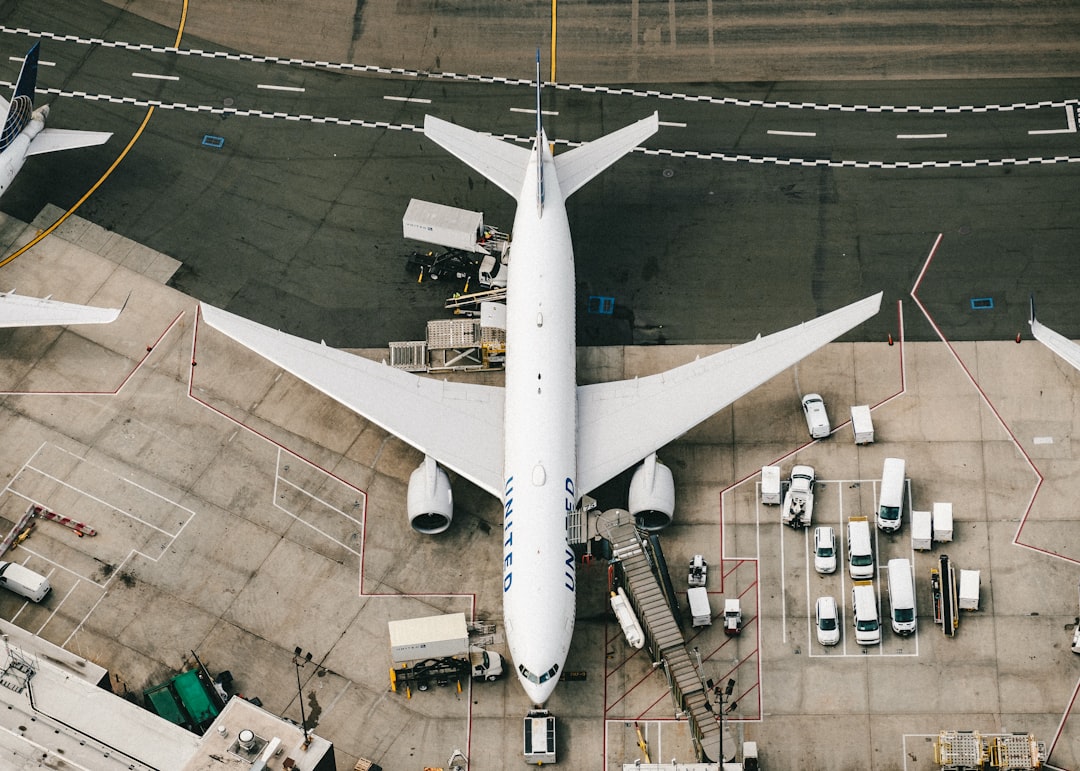 Direktflug oder Umsteigen: Wann lohnt sich was?
